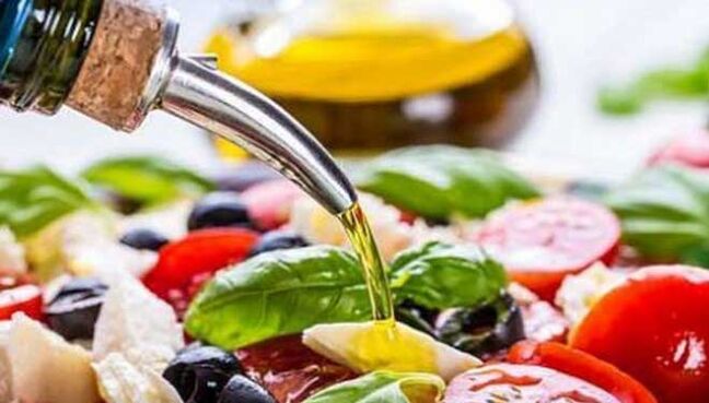 zelenjavna solata z rastlinskim oljem Sredozemska dietna jed